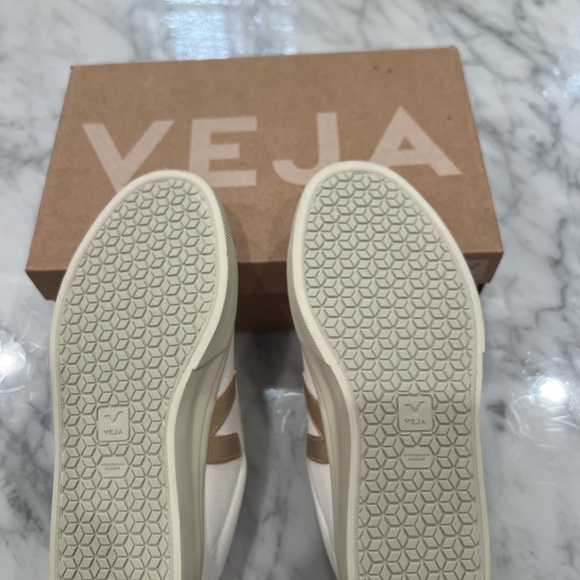 Veja Women’s Recife Low Top Sneakers - Picture 4 of 7